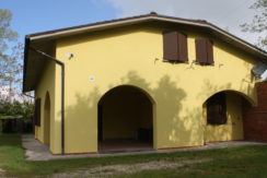 Casa in campagna con giardino a Modigliana