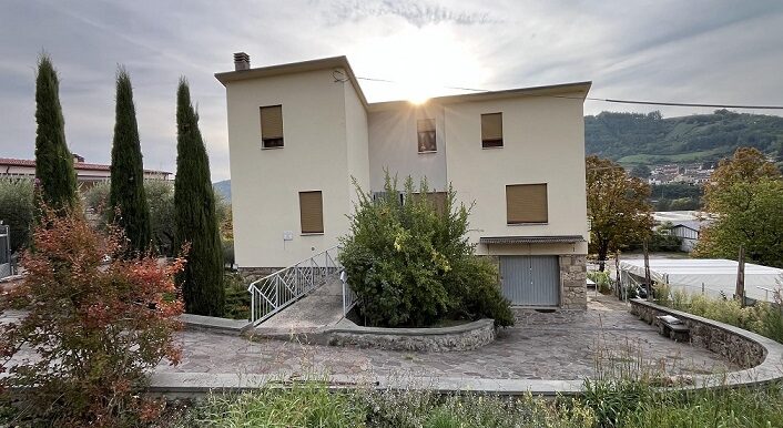 MODIGLIANA – Via Aldo Spallicci – Villa indipendente anni ’60 con giardino e garage